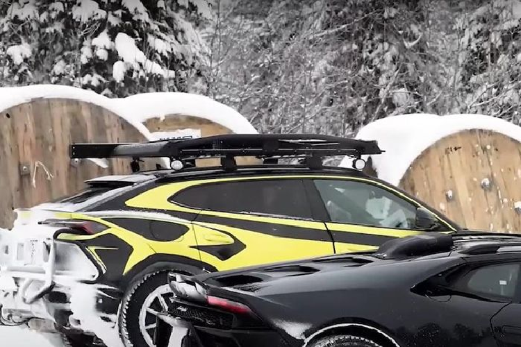 Phần đuôi xe cũng có một thanh cản bằng thép với giá gắn bánh dự phòng và một thanh kéo khung chữ A có khả năng được sử dụng để kéo những chiếc Huracan bị mắc kẹt vào các tảng tuyết. Ngoài ra còn có một giá nóc phía trên được gắn thêm đèn chiếu sáng phía trước và sau. 