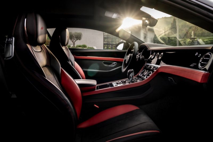 Nội thất Bentley Continental GT và GTC phiên bản S sử dụng kết hợp hai tông màu đỏ-đen. Chất liệu da Dinamica cao cấp được sử dụng trên vô lăng, bọc cần số, đệm ghế, tựa lưng, cửa, bảng điều khiển và bảng điều khiển trung tâm.
