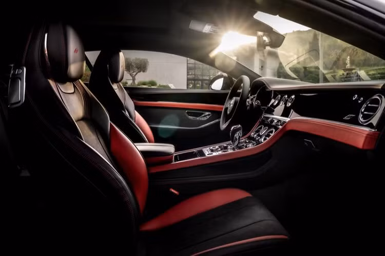 Nội thất Bentley Continental GT và GTC phiên bản S sử dụng kết hợp hai tông màu đỏ-đen. Chất liệu da Dinamica cao cấp được sử dụng trên vô lăng, bọc cần số, đệm ghế, tựa lưng, cửa, bảng điều khiển và bảng điều khiển trung tâm.