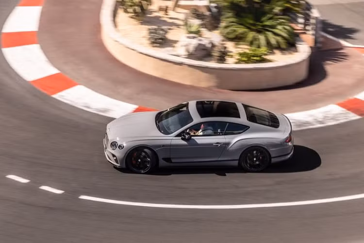 Tuy nhiên, trên phiên bản S, Bentley trang bị cho bội đôi Continental GT và GTC hệ thống chống nghiêng thân xe chủ động Bentley Dynamic Ride 48V giúp cải thiện sự thoải mái khi lái xe ở dải tốc cao.