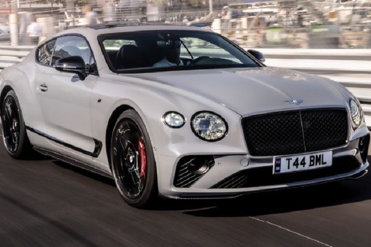 Bentley Continental GT S và GTC S bản coupe được phân biệt với các biến thể thông thường nhờ các chi tiết ngoại thất chrome đen và huy hiệu S trên chắn bùn trước.