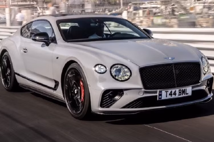 Bentley Continental GT S và GTC S bản coupe được phân biệt với các biến thể thông thường nhờ các chi tiết ngoại thất chrome đen và huy hiệu S trên chắn bùn trước.