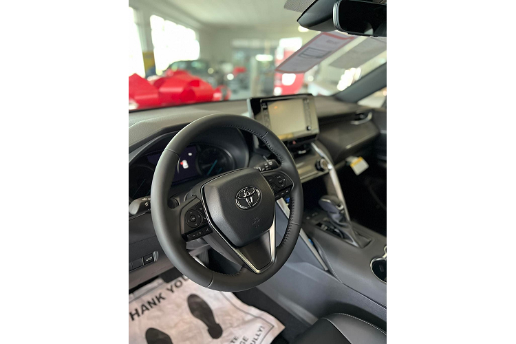 Ở phía sau, Toyota Venza 2022 được tạo hình khá “bầu bĩnh”, to dần từ trên xuống. Điểm nhấn đáng chú ý tại vị trí này là cụm đèn hậu LED nối liền, kéo dài, ôm lấy logo Toyota màu xanh.