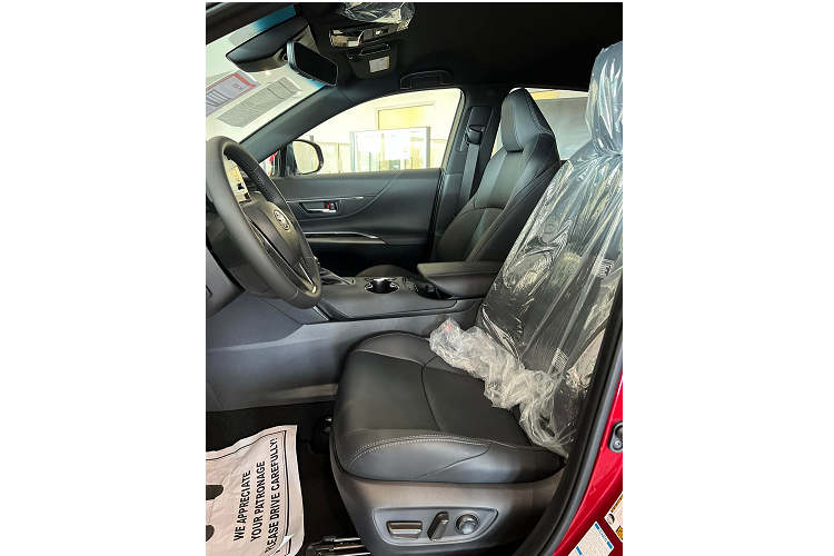 Hệ thống đèn của Toyota Venza được tạo hình góc cạnh với 2 dây LED bao bọc đèn pha Projector phía trong có khả năng thích ứng tự động. Sâu xuống phía dưới là hốc gió cỡ lớn.