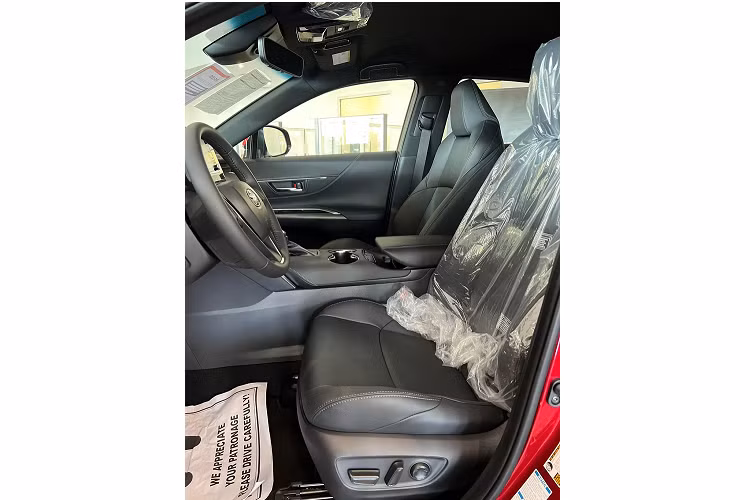 Hệ thống đèn của Toyota Venza được tạo hình góc cạnh với 2 dây LED bao bọc đèn pha Projector phía trong có khả năng thích ứng tự động. Sâu xuống phía dưới là hốc gió cỡ lớn.