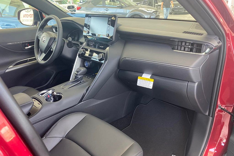 Bước vào trong cabin, nội thất của Toyota Venza 2022 được bọc da tạo cảm giác sang trọng. Trên bản XLE 2022 cao cấp, xe được trang bị ghế ngồi tích hợp tính năng sưởi và làm mát.