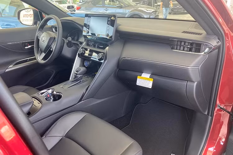 Bước vào trong cabin, nội thất của Toyota Venza 2022 được bọc da tạo cảm giác sang trọng. Trên bản XLE 2022 cao cấp, xe được trang bị ghế ngồi tích hợp tính năng sưởi và làm mát.