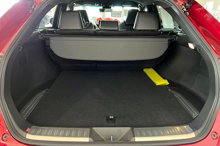 Về an toàn, Toyota Venza 2022 được trang bị gói an toàn “Toyota Safety Sense 2.0” bao gồm loạt trang bị như hệ thống cảnh báo va chạm trước, tính năng phát hiện người đi bộ và người đi xe đạp phía trước.