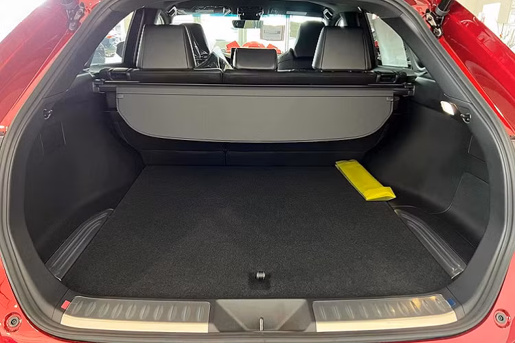 Về an toàn, Toyota Venza 2022 được trang bị gói an toàn “Toyota Safety Sense 2.0” bao gồm loạt trang bị như hệ thống cảnh báo va chạm trước, tính năng phát hiện người đi bộ và người đi xe đạp phía trước.