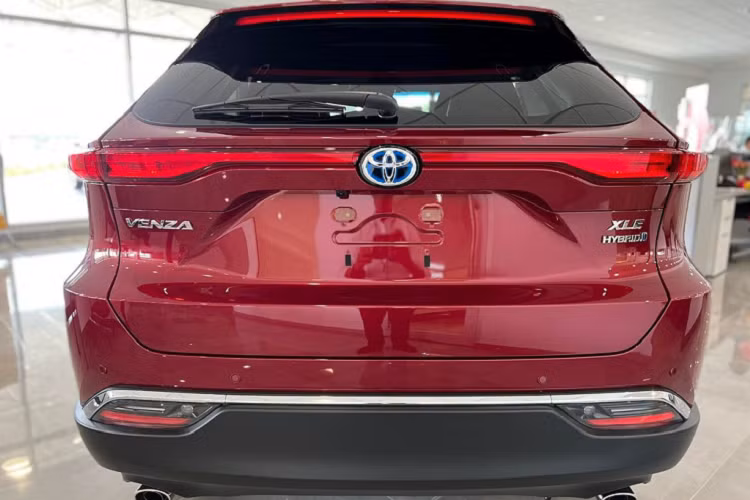 Venza 2022 có tổng công suất xăng và điện kết hợp khoảng 219 mã lực. Mặc dù sở hữu diện mạo đẹp mắt, hấp dẫn cùng nhiều trang bị tiện nghi ấn tượng, nhưng đáng tiếc Toyota Venza 2022 chưa được bán chính hãng tại thị trường Việt Nam. Mức giá xe Toyota Venza 2022 tại Mỹ hiện từ khoảng 32,470 USD.