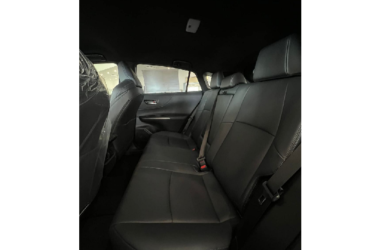 Vô-lăng thiết kế ba chấu tích hợp nhiều nút bấm, màn hình hắt kính lái HUD 10 inch, màn hình thông tin giải trí 8 inch (12,3 inch options) hỗ trợ kết nối Apple CarPlay, Android Auto và Amazon Alexa.