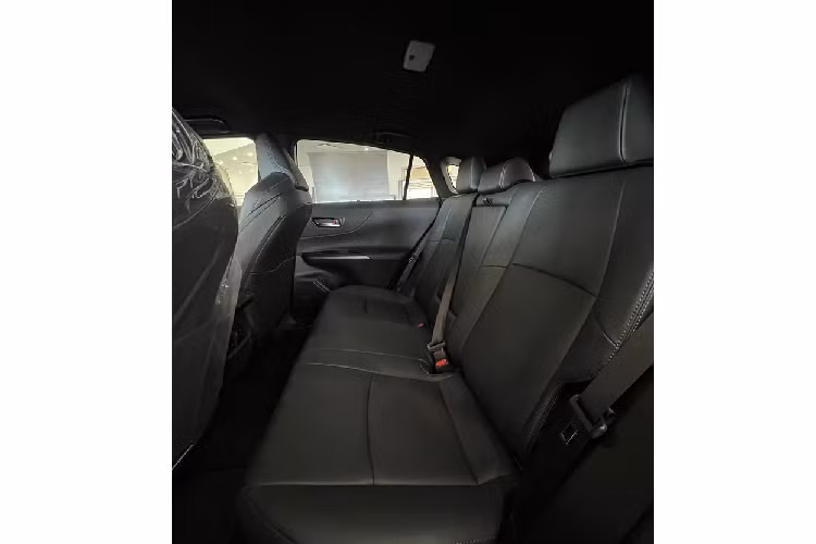 Vô-lăng thiết kế ba chấu tích hợp nhiều nút bấm, màn hình hắt kính lái HUD 10 inch, màn hình thông tin giải trí 8 inch (12,3 inch options) hỗ trợ kết nối Apple CarPlay, Android Auto và Amazon Alexa.