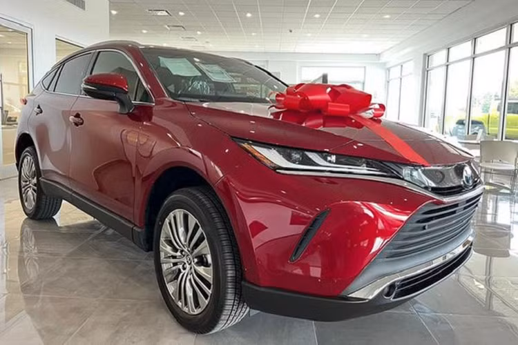 Phần đầu xe nổi bật với lưới tản nhiệt 2 tầng tạo ra sự đối lập. Phần trên có nhiều nan dọc trong khi bên dưới theo dạng sọc ngang giúp đầu xe trông rộng và bề thế hơn.