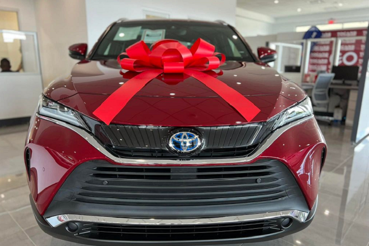 Năm 2015, hãng xe Nhật Bản bất ngờ khai tử Toyota Venza khiến nhiều khách hàng nuối tiếc. Tuy nhiên, sau 5 năm vắng bóng, hãng xe Nhật Bản bất ngờ cho mẫu xe này tái xuất trở lại với diện mạo và động cơ mới. Và mới đây, Toyota Venza 2022 mới cũng tiếp tục ra mắt.