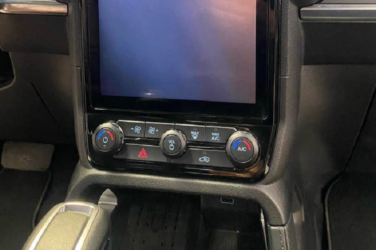 Nội thất bản Sport ít hiện đại hơn, như cụm đồng hồ 8 inch, màn hình trung tâm 10,1 inch tích hợp SYNC 4. Bộ ghế thể thao có logo SPORT. Trần xe sáng màu.