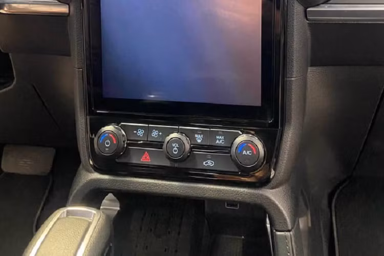 Nội thất bản Sport ít hiện đại hơn, như cụm đồng hồ 8 inch, màn hình trung tâm 10,1 inch tích hợp SYNC 4. Bộ ghế thể thao có logo SPORT. Trần xe sáng màu.