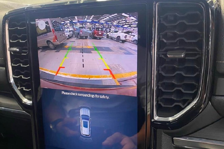 Trong khi đó, bản Sport có các chi tiết được sơn đen ở bên ngoài tạo nét thể thao. Ngay cả bộ mâm 20 inch cũng được sơn đen. Phiên bản này có thêm dòng chữ “EVEREST” ở nắp ca-pô. Cụm đèn chiếu sáng trên bản Sport cũng khác với bản Titanium. 