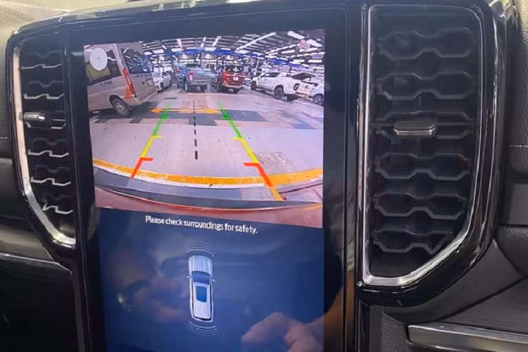 Trong khi đó, bản Sport có các chi tiết được sơn đen ở bên ngoài tạo nét thể thao. Ngay cả bộ mâm 20 inch cũng được sơn đen. Phiên bản này có thêm dòng chữ “EVEREST” ở nắp ca-pô. Cụm đèn chiếu sáng trên bản Sport cũng khác với bản Titanium. 