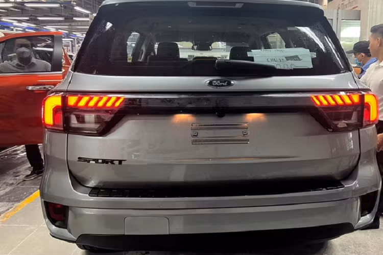 Còn bản Titanium dùng động cơ dầu EcoBlue 2.0L tăng áp kép, 4 xy-lanh, cho công suất 210 mã lực (giảm 3 mã lực so với đời cũ) và mô-men xoắn 500 Nm, hộp số tự động 10 cấp và hệ dẫn động bốn bánh toàn thời gian.