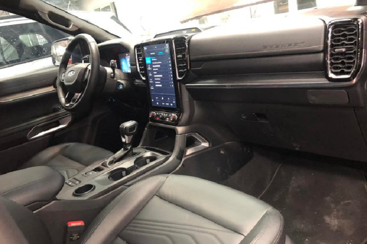 Nội thất khác biệt rõ rệt so với đời cũ với cụm đồng hồ hình kỹ thuật số lớn sau vô-lăng, màn hình giải trí 12 inch cảm ứng trung tâm tích hợp SYNC 4. Điểm đáng tiếc là cần số cũ, không phải cần số mới có thiết kế nhỏ gọn như thị trường Thái Lan.
