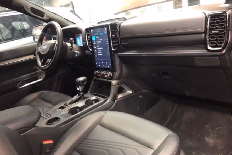 Nội thất khác biệt rõ rệt so với đời cũ với cụm đồng hồ hình kỹ thuật số lớn sau vô-lăng, màn hình giải trí 12 inch cảm ứng trung tâm tích hợp SYNC 4. Điểm đáng tiếc là cần số cũ, không phải cần số mới có thiết kế nhỏ gọn như thị trường Thái Lan.