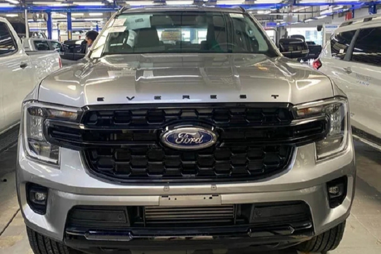 Ga tự động thông minh có chức năng Stop and Go, kiểm soát và hỗ trợ giữ làn đường, phát hiện lề đường, hỗ trợ đánh lái tránh va chạm, phanh tự động khi lùi và 9 túi khí... Mức giá xe Ford Everest 2023 tại Việt Nam hiện vẫn đang là một ẩn số.