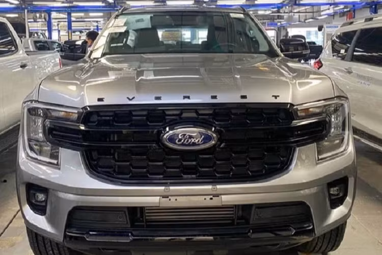 Ga tự động thông minh có chức năng Stop and Go, kiểm soát và hỗ trợ giữ làn đường, phát hiện lề đường, hỗ trợ đánh lái tránh va chạm, phanh tự động khi lùi và 9 túi khí... Mức giá xe Ford Everest 2023 tại Việt Nam hiện vẫn đang là một ẩn số.