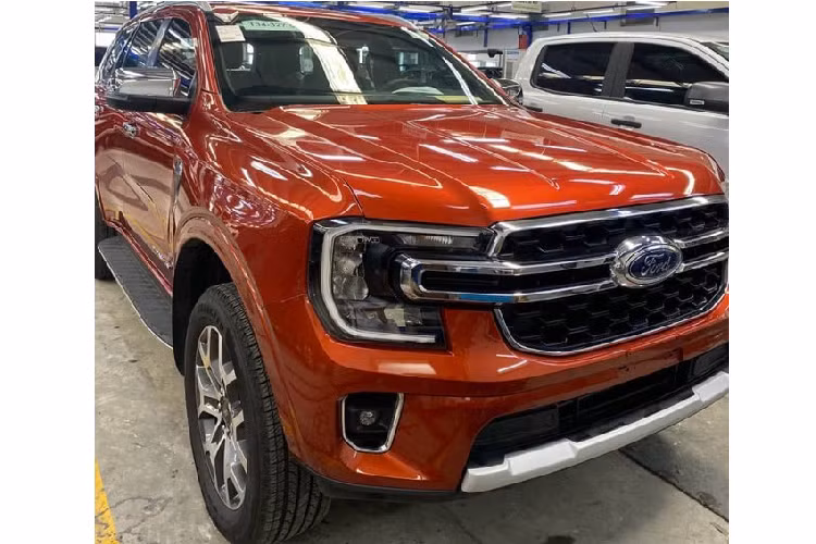 Một tư vấn bán hàng từng tiết lộ, mẫu xe SUV Ford Everest 2023 sẽ được phân phối tại Việt Nam với 4 phiên bản, gồm: Titanium 2 cầu, Titanium 1 cầu, Sport 1 cầu và Ambiente 1 cầu (số sàn). Phiên bản thấp nhất nhiều khả năng vẫn được trang bị màn hình giải trí 10 inch, trong khi phiên bản cao hơn là 12 inch.