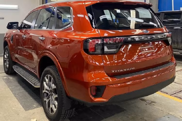 Bản Titanium khác biệt ngay từ bên ngoài với các chi tiết mạ crôm ở lưới tản nhiệt, ốp gương, tay nắm cửa, cùng trang bị cửa sổ trời toàn cảnh và camera 360 độ. Bộ mâm 20 inch hai tông màu. Giá nóc và viền cản trước màu bạc.