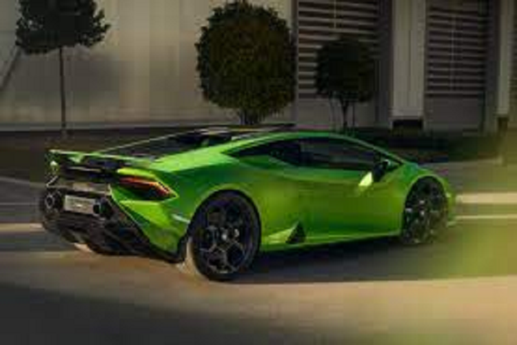 So với nhiều phiên bản nhà Lamborghini Huracan khác, Tecnica có đặc trưng với bộ mâm 6 chấu kép thiết kế nhỏ, nẹp sườn bên hông có hốc gió mới, nếu nhìn ngang xe như bức ảnh chụp chiếc Lamborghini Huracan Tecnica đầu tiên về Việt Nam này, cản sau và cánh gió chính là các chi tiết tiếp theo tố cáo siêu bò mới chỉ được ra mắt đầu năm nay