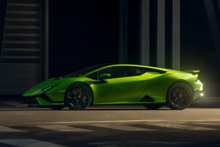 Như vậy, sau khi một công ty nhập khẩu tư nhân mang về nước chú bò tót Lamborghini Huracan STO, đây là chiếc xe Lamborghini Huracan tiếp theo về nước nhưng chưa rõ sẽ bán cho khách hay chỉ là hàng tạm nhập tái xuất.