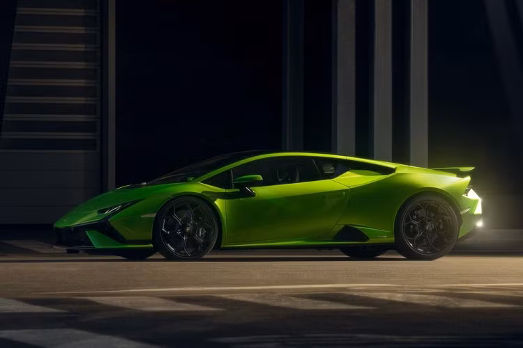 Như vậy, sau khi một công ty nhập khẩu tư nhân mang về nước chú bò tót Lamborghini Huracan STO, đây là chiếc xe Lamborghini Huracan tiếp theo về nước nhưng chưa rõ sẽ bán cho khách hay chỉ là hàng tạm nhập tái xuất.