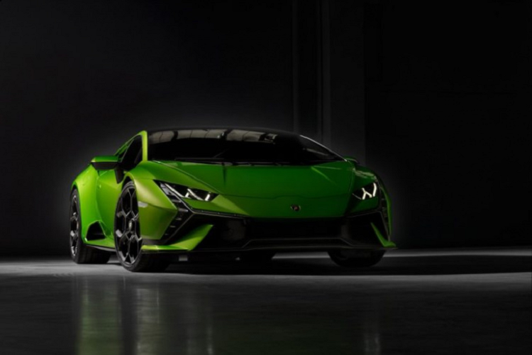 Những thay đổi khác của Tecnica bao gồm thiết kế đầu xe vay mượn của 2 bò tó khác là Lamborghini Sian và Terzo Millenio Concept và còn có khuếch tán sau thể thao... Tecnica được sinh ra nằm ở giữa phân khúc của Huracan EVO và Huracan STO đều đã có ít nhất 1 chiếc xuất hiện tại Việt Nam qua diện phân phối không chính hãng.