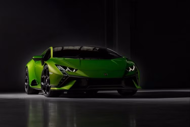 Những thay đổi khác của Tecnica bao gồm thiết kế đầu xe vay mượn của 2 bò tó khác là Lamborghini Sian và Terzo Millenio Concept và còn có khuếch tán sau thể thao... Tecnica được sinh ra nằm ở giữa phân khúc của Huracan EVO và Huracan STO đều đã có ít nhất 1 chiếc xuất hiện tại Việt Nam qua diện phân phối không chính hãng.