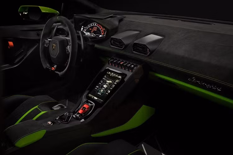 Ngoài bộ áo màu xanh lá, chiếc siêu xe Lamborghini Huracan Tecnica 2022 mới lộ ảnh âm thầm có mặt tại Việt Nam còn có nhiều chi tiết ở ngoại thất sơn đen tạo điểm nhấn.