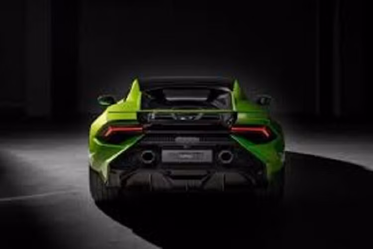 Mức giá xe Lamborghini Huracan Tecnica tại Việt Nam vẫn còn là ẩn số trong khi đó, các nhà giàu ở Đông Nam Á khác như Singapore, Malaysia hay Thái Lan phải chi ra từ 14,8 đến 15,5 tỷ đồng để sở hữu chú bò tót này. Tại nước ngoài, Lamborghini Huracan Tecnica có giá từ 6 tỷ đồng.