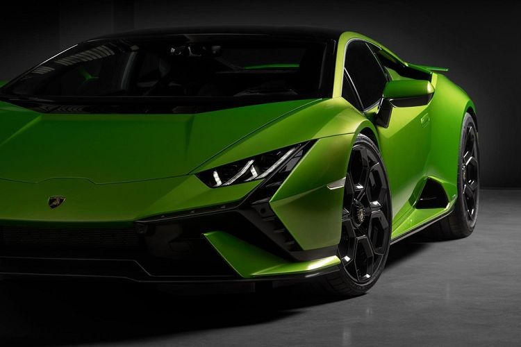 Hình ảnh do 1 bạn đọc chia sẻ với chúng tôi cho thấy, chiếc siêu xe Lamborghini Huracan Tecnica tại Việt Nam bị bắt gặp đang chụp ảnh ở Đà Nẵng và Hội An, nhiều khả năng được mang về nước để giới thiệu với các đại gia Việt.