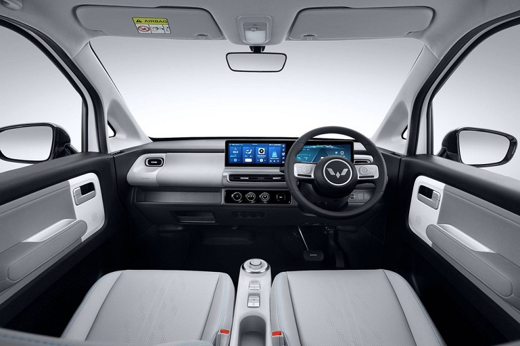 Chưa hết, Wuling Air ev 2022 còn được trang bị 2 cửa bên sườn, bộ vành có đường kính 12 inch, nằm trong lốp 145/70 R12 và đi kèm chụp la-zăng. Trong khi đó, thiết kế đuôi xe khá giống với đầu xe. Tại đây, mẫu ô tô điện này cũng có dải đèn vắt ngang đuôi xe, ngay phía trên tem chữ nổi Wuling, đèn hậu nằm dọc và cản sau 2 màu.