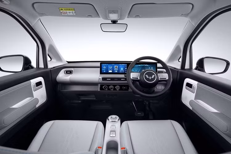 Chưa hết, Wuling Air ev 2022 còn được trang bị 2 cửa bên sườn, bộ vành có đường kính 12 inch, nằm trong lốp 145/70 R12 và đi kèm chụp la-zăng. Trong khi đó, thiết kế đuôi xe khá giống với đầu xe. Tại đây, mẫu ô tô điện này cũng có dải đèn vắt ngang đuôi xe, ngay phía trên tem chữ nổi Wuling, đèn hậu nằm dọc và cản sau 2 màu.