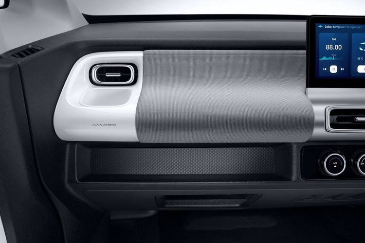 Hiện hãng Wuling chưa công bố thông tin cụ thể về trang bị an toàn của Air ev mới. Chỉ biết rằng, xe sẽ có 2 túi khí trước. Thông tin về mô-tơ điện của Wuling Air ev 2022 cũng chưa được hé lộ. Trong khi đó, tại thị trường Trung Quốc, xe được trang bị mô-tơ điện mạnh 40 mã lực, truyền động đến cầu trước. Mô-tơ điện kết hợp với cụm pin lithium-sắt-photphat (LiFePO4), giúp xe chạy được 200 km ở phiên bản Standard Range và 300 km ở phiên bản Long Range.