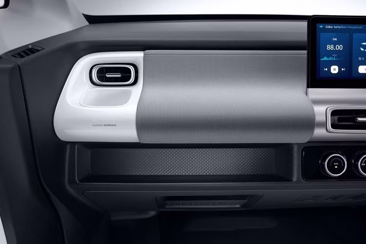 Hiện hãng Wuling chưa công bố thông tin cụ thể về trang bị an toàn của Air ev mới. Chỉ biết rằng, xe sẽ có 2 túi khí trước. Thông tin về mô-tơ điện của Wuling Air ev 2022 cũng chưa được hé lộ. Trong khi đó, tại thị trường Trung Quốc, xe được trang bị mô-tơ điện mạnh 40 mã lực, truyền động đến cầu trước. Mô-tơ điện kết hợp với cụm pin lithium-sắt-photphat (LiFePO4), giúp xe chạy được 200 km ở phiên bản Standard Range và 300 km ở phiên bản Long Range.