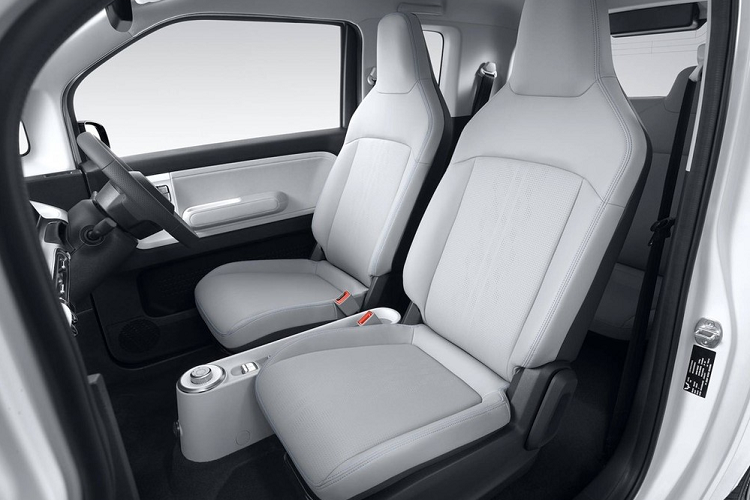 Nằm ngay bên dưới dải đèn này là cổng sạc với nắp che tích hợp logo màu bạc của thương hiệu Wuling. Thêm vào đó là cụm đèn pha 2 bóng nằm dọc, cản trước sơn 2 màu, tích hợp đèn sương mù và hốc gió trung tâm.