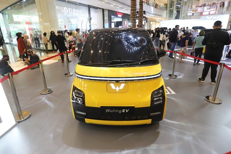 Được lắp ráp tại Indonesia, Wuling Air ev 2022 có 2 phiên bản là Standard Range và Long Range. Giá xe Wuling Air ev 2022 tại Indonesia vào thời điểm này là 250 triệu Rupiah (khoảng 387,5 triệu đồng) cho bản Standard Range và 300 triệu Rupiah (465 triệu đồng) cho bản Long Range.