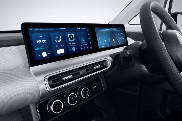 Bên trong Wuling Air ev 2022 là không gian nội thất 4 chỗ ngồi được bọc da tổng hợp, phối màu ghi và trắng khá thanh lịch. Hàng ghế sau của xe có thể gập theo tỷ lệ 50:50. Tuy là xe giá rẻ nhưng mẫu ô tô Trung Quốc này vẫn có bảng đồng hồ kỹ thuật số với màn hình 10,25 inch sau vô lăng. Bảng đồng hồ này nối liền với màn hình thông tin giải trí dạng cảm ứng có cùng kích thước và nằm độc lập trên mặt táp-lô. Màn hình trung tâm của xe sẽ hỗ trợ kết nối Internet.