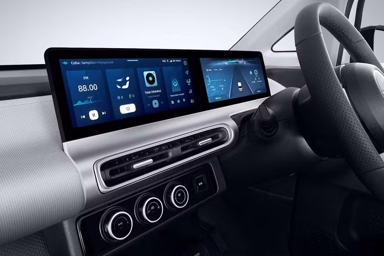 Bên trong Wuling Air ev 2022 là không gian nội thất 4 chỗ ngồi được bọc da tổng hợp, phối màu ghi và trắng khá thanh lịch. Hàng ghế sau của xe có thể gập theo tỷ lệ 50:50. Tuy là xe giá rẻ nhưng mẫu ô tô Trung Quốc này vẫn có bảng đồng hồ kỹ thuật số với màn hình 10,25 inch sau vô lăng. Bảng đồng hồ này nối liền với màn hình thông tin giải trí dạng cảm ứng có cùng kích thước và nằm độc lập trên mặt táp-lô. Màn hình trung tâm của xe sẽ hỗ trợ kết nối Internet.