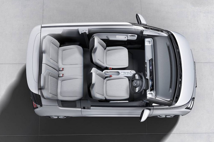 So với người anh em cùng thương hiệu là Hongguang Mini EV, Wuling Air ev 2022 sở hữu thiết kế đậm chất tương lai hơn. Điều này được thể hiện qua dải đèn LED định vị ban ngày vắt ngang đầu xe, nối liền với nẹp mạ crôm kéo dài đến tận ốp gương ngoại thất.