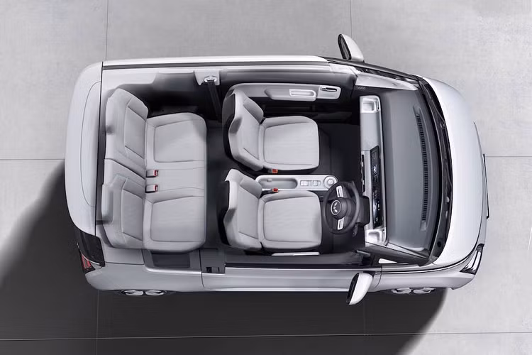 So với người anh em cùng thương hiệu là Hongguang Mini EV, Wuling Air ev 2022 sở hữu thiết kế đậm chất tương lai hơn. Điều này được thể hiện qua dải đèn LED định vị ban ngày vắt ngang đầu xe, nối liền với nẹp mạ crôm kéo dài đến tận ốp gương ngoại thất.