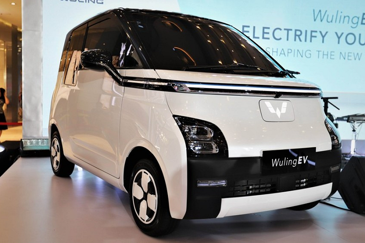 Khi mua Wuling Air ev 2022, khách hàng Indonesia có thể chọn 1 trong 5 màu sơn là hồng, trắng, xanh dương, xanh bạc hà và vàng. Những màu sắc này đều khá trẻ trung và "bắt trend". Hiện chưa rõ sau Indonesia, mẫu ôtô điện này có được bán ở những thị trường Đông Nam Á khác như Việt Nam hay không.