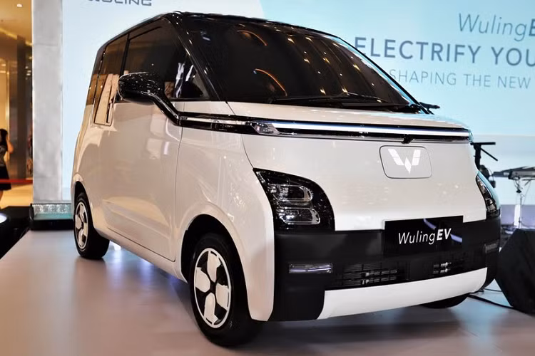 Khi mua Wuling Air ev 2022, khách hàng Indonesia có thể chọn 1 trong 5 màu sơn là hồng, trắng, xanh dương, xanh bạc hà và vàng. Những màu sắc này đều khá trẻ trung và "bắt trend". Hiện chưa rõ sau Indonesia, mẫu ôtô điện này có được bán ở những thị trường Đông Nam Á khác như Việt Nam hay không.