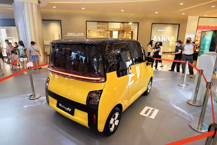 Được phát triển dựa trên cơ sở gầm bệ GSEV, xe điện Wuling Air ev 2022 lấy cảm hứng thiết kế từ máy bay. Xe sở hữu kích thước khá nhỏ, bao gồm chiều dài 2.974 mm, chiều rộng 1.505 mm, chiều cao 1.631 mm, chiều dài cơ sở 2.010 mm.